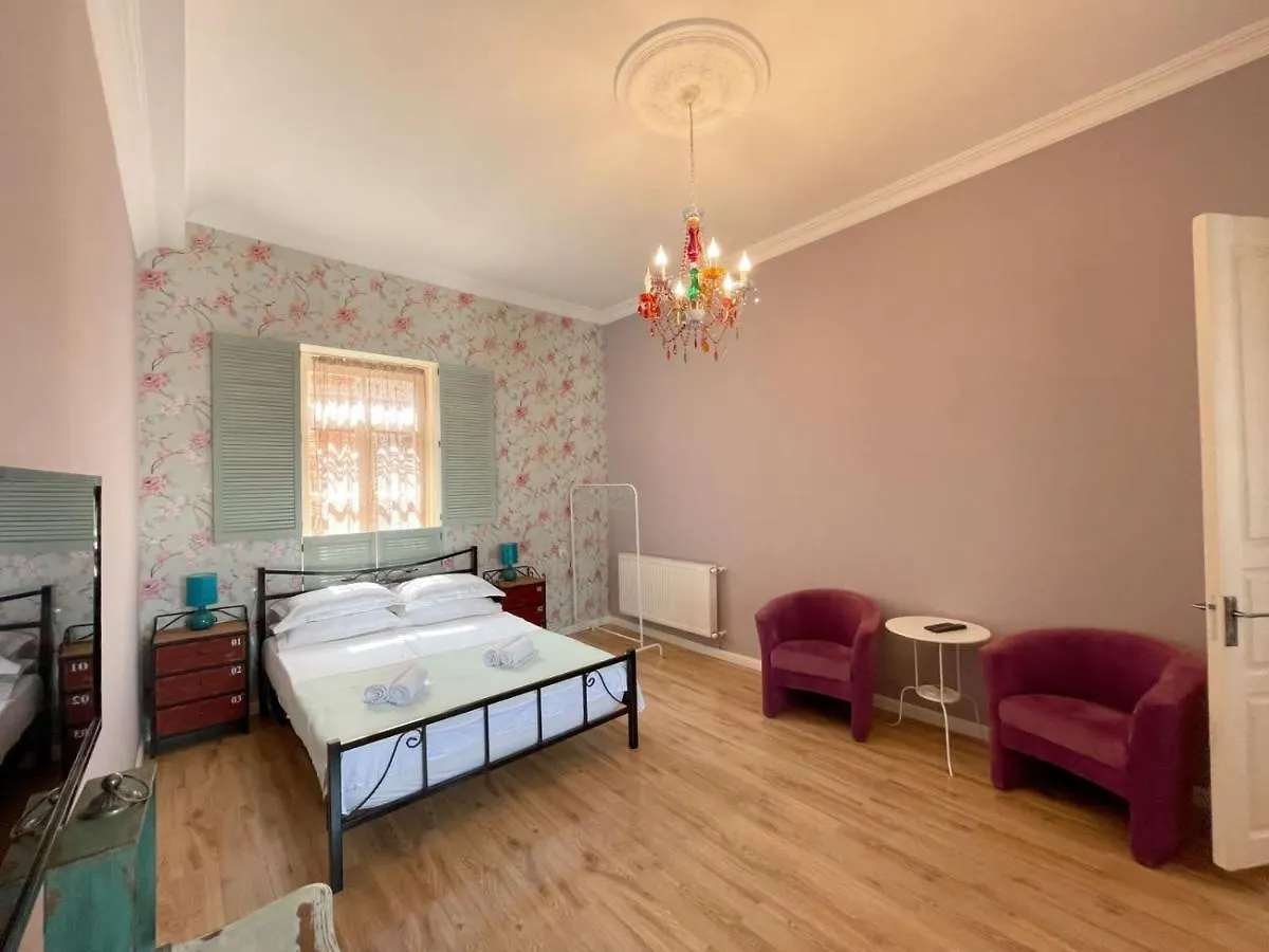 Apartment Birdy Room In Old Tbilisi.
